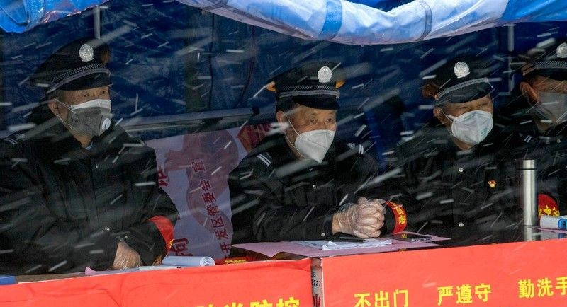 保安大叔，雪中門(mén)神.jpg